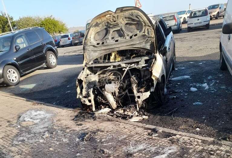 Imagen del vehículo que ardió esta madrugada/TA.